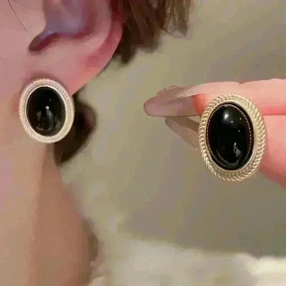 Elegant Vintage-Inspired Black Gemstone Stud Earrings - Picture 3 of 5